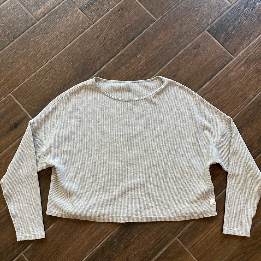 Vuori waffle knit cropped gray shirt size small